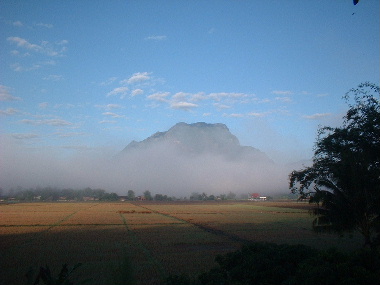 朝霧に頭を出すチェンダオ山