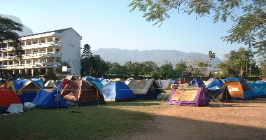 校庭に張られた様々なテント
