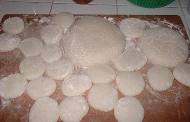 タイの新米カオニョウで作った丸餅